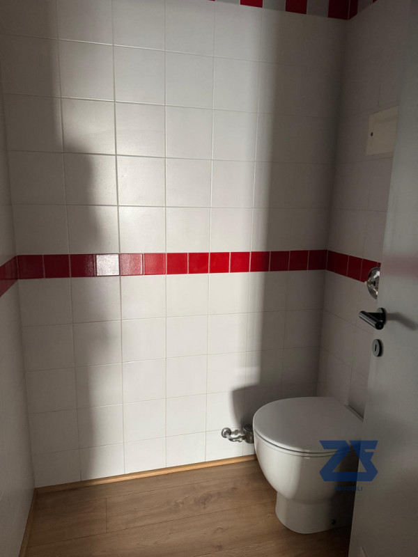 Proponiamo in locazione luminoso ufficio di circa 160 mq, situato all’interno di un curato stabil...