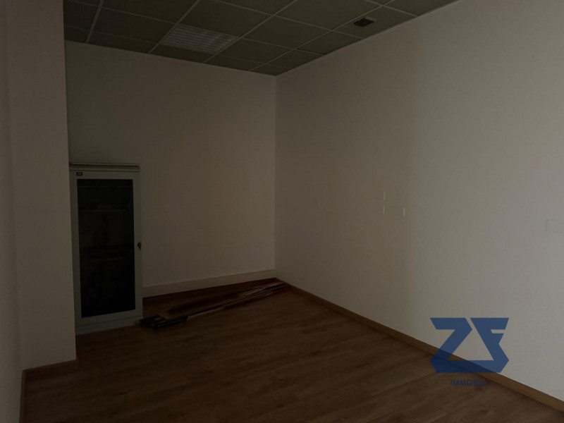 Proponiamo in locazione luminoso ufficio di circa 160 mq, situato all’interno di un curato stabil...