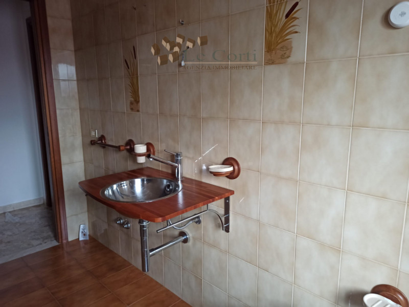 In posizione tranquilla, proponiamo appartamento posto al secondo piano di una palazzina di 4 uni...