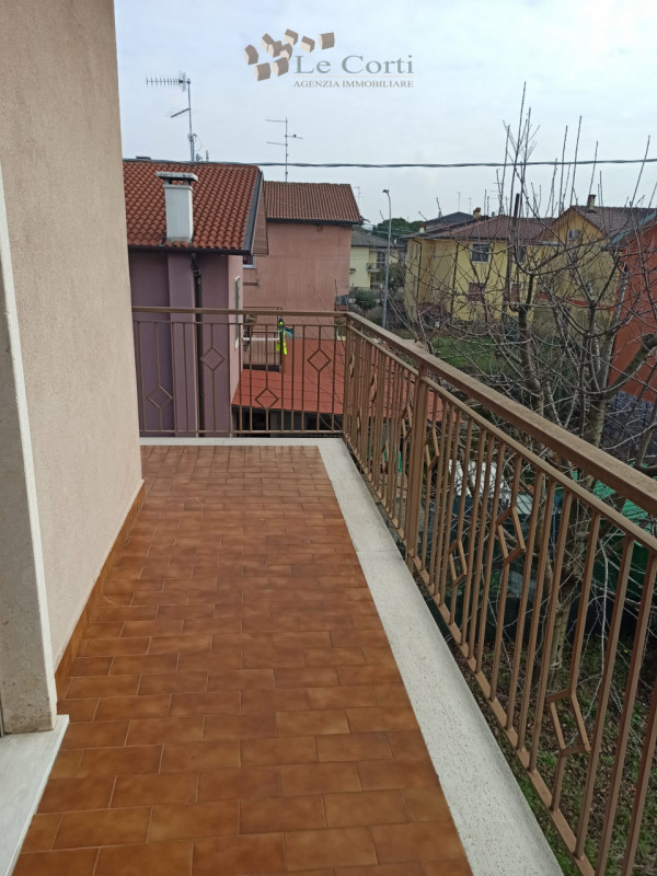 In posizione tranquilla, proponiamo appartamento posto al secondo piano di una palazzina di 4 uni...