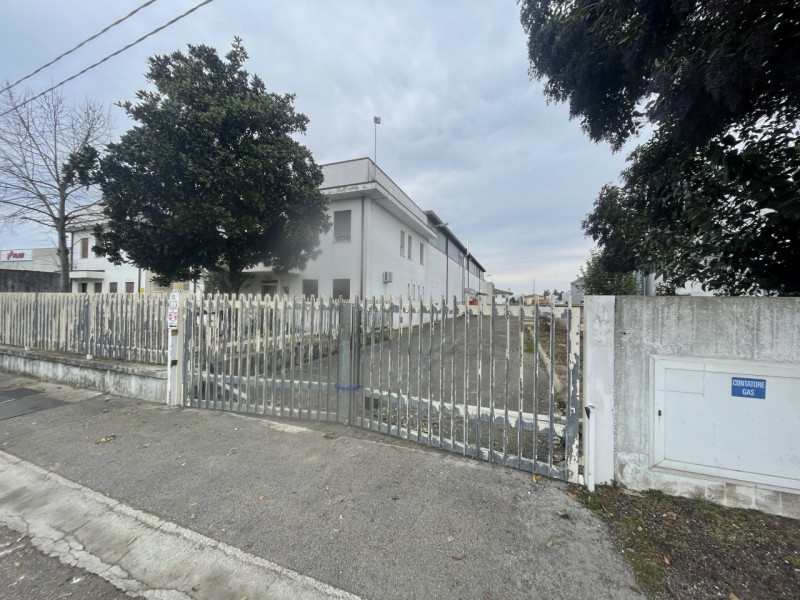 SACCOLONGO Nella zona industriale-artigianale di Saccolongo, a 2,5 km della uscita 4 della tangen...