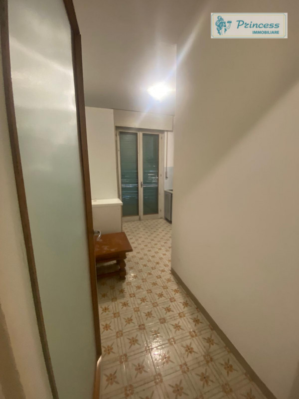 In vendita nel centro di Schio, proponiamo un appartamento quadrilocale situato al terzo piano di...