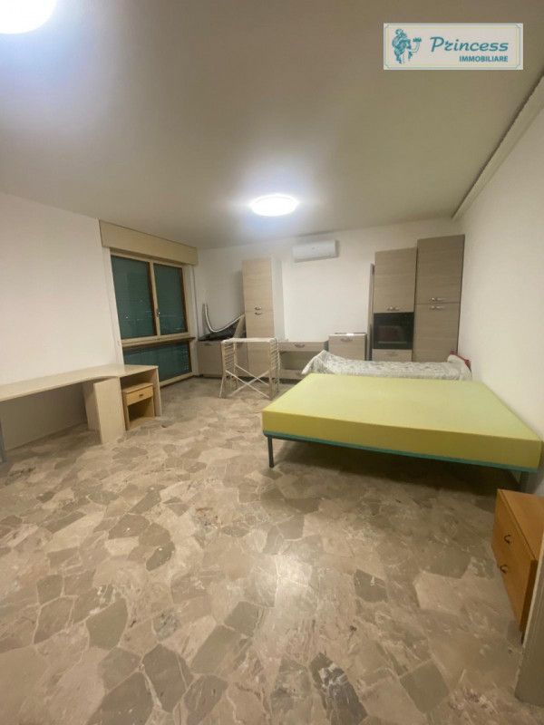 In vendita nel centro di Schio, proponiamo un appartamento quadrilocale situato al terzo piano di...