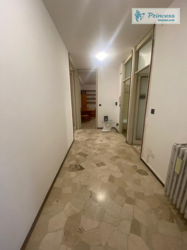 In vendita nel centro di Schio, proponiamo un appartamento quadrilocale situato al terzo piano di...