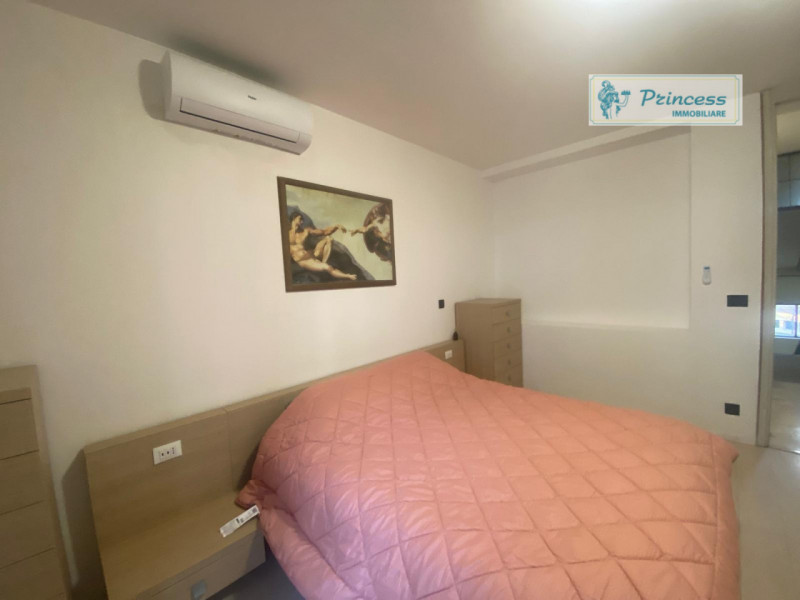 In vendita nel centro di Schio, proponiamo un appartamento quadrilocale situato al terzo piano di...