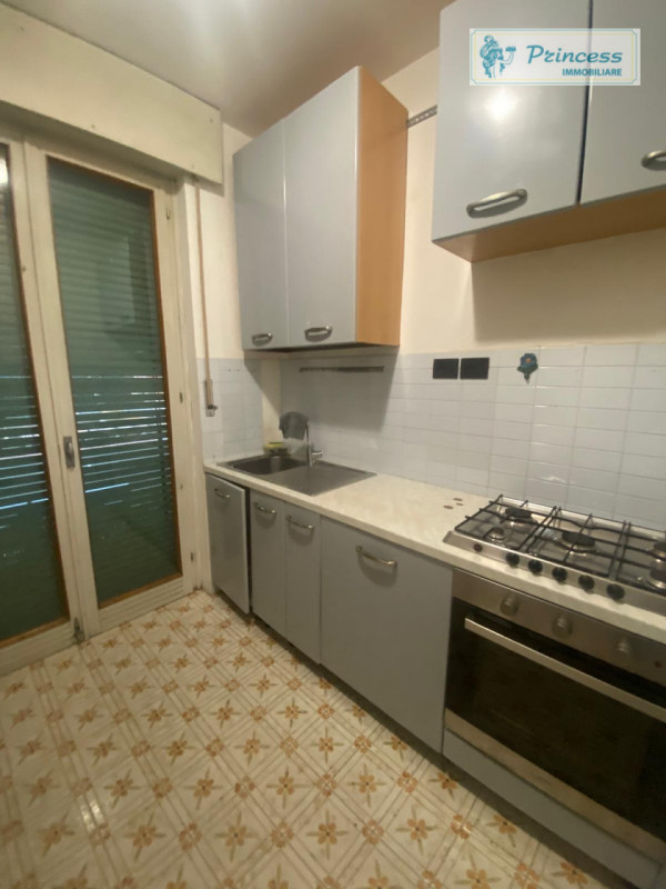 In vendita nel centro di Schio, proponiamo un appartamento quadrilocale situato al terzo piano di...