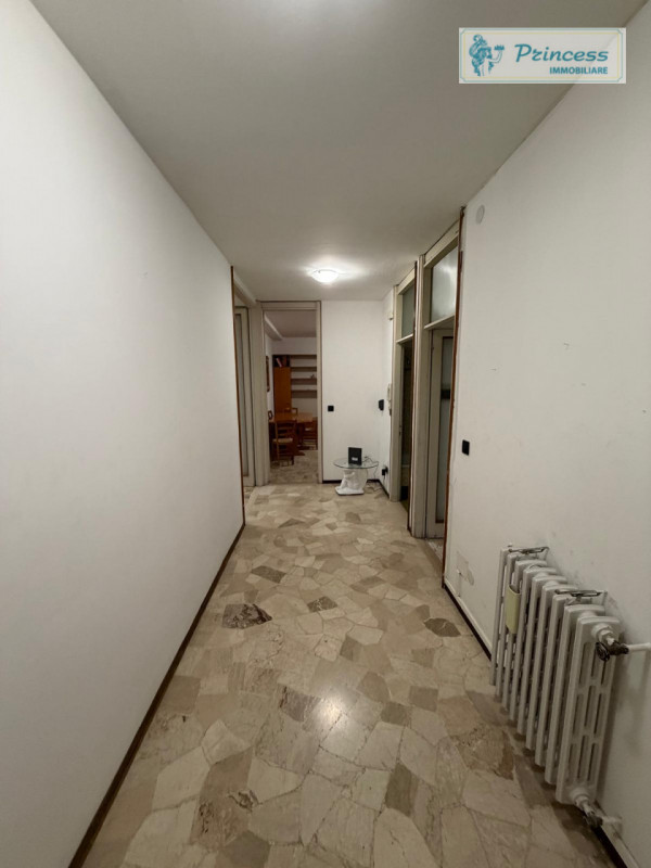 In vendita nel centro di Schio, proponiamo un appartamento quadrilocale situato al terzo piano di...