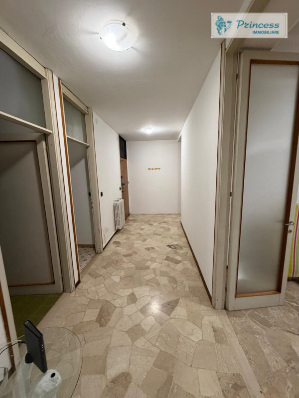 In vendita nel centro di Schio, proponiamo un appartamento quadrilocale situato al terzo piano di...