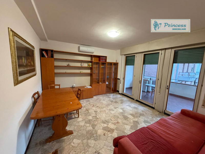 In vendita nel centro di Schio, proponiamo un appartamento quadrilocale situato al terzo piano di...