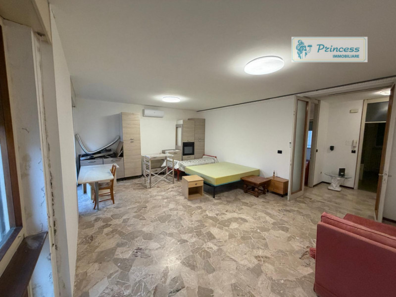 In vendita nel centro di Schio, proponiamo un appartamento quadrilocale situato al terzo piano di...