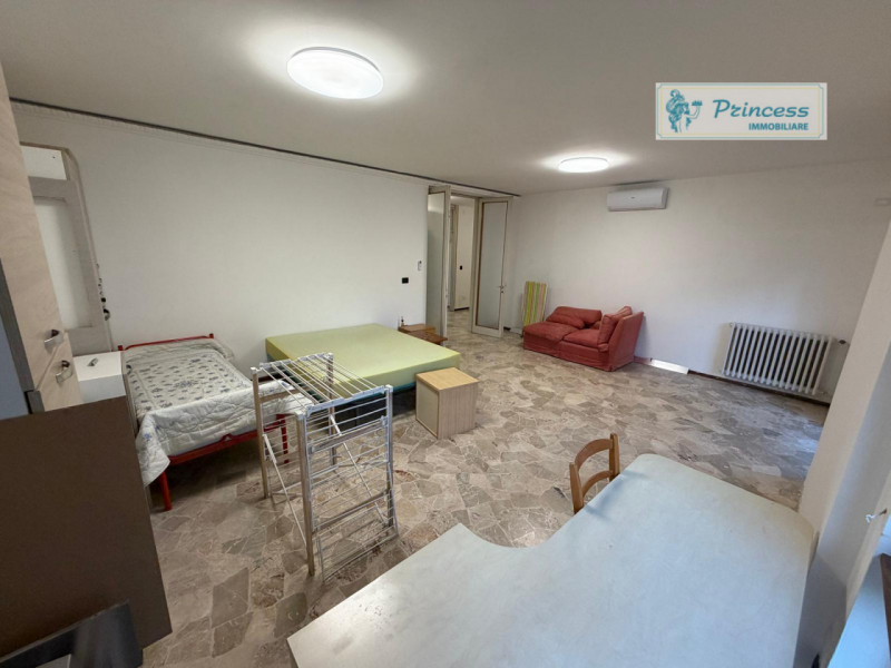 In vendita nel centro di Schio, proponiamo un appartamento quadrilocale situato al terzo piano di...