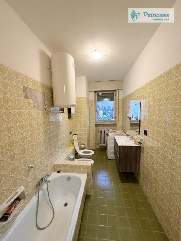 In vendita nel centro di Schio, proponiamo un appartamento quadrilocale situato al terzo piano di...