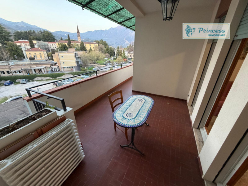 In vendita nel centro di Schio, proponiamo un appartamento quadrilocale situato al terzo piano di...