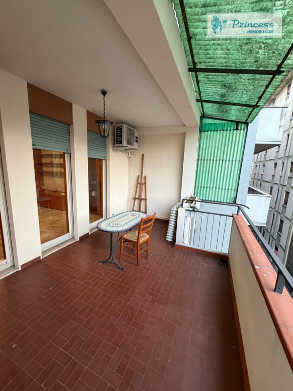 In vendita nel centro di Schio, proponiamo un appartamento quadrilocale situato al terzo piano di...