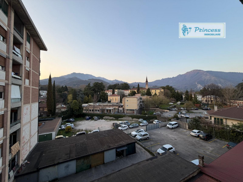 In vendita nel centro di Schio, proponiamo un appartamento quadrilocale situato al terzo piano di...