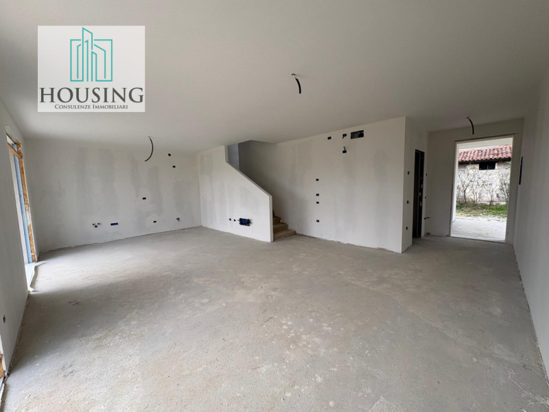 Nel Comune di Saccolongo, zona Creola, proponiamo una nuova casa singola che si estende su una su...