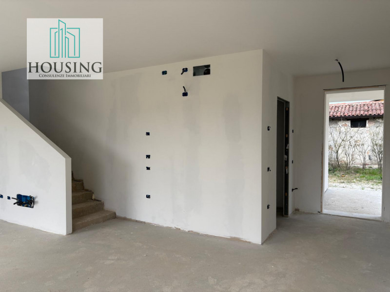 Nel Comune di Saccolongo, zona Creola, proponiamo una nuova casa singola che si estende su una su...