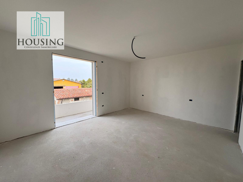 Nel Comune di Saccolongo, zona Creola, proponiamo una nuova casa singola che si estende su una su...