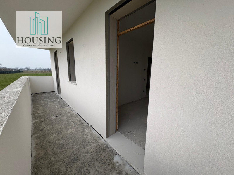 Nel Comune di Saccolongo, zona Creola, proponiamo una nuova casa singola che si estende su una su...