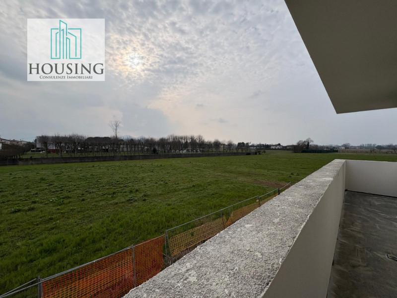 Nel Comune di Saccolongo, zona Creola, proponiamo una nuova casa singola che si estende su una su...