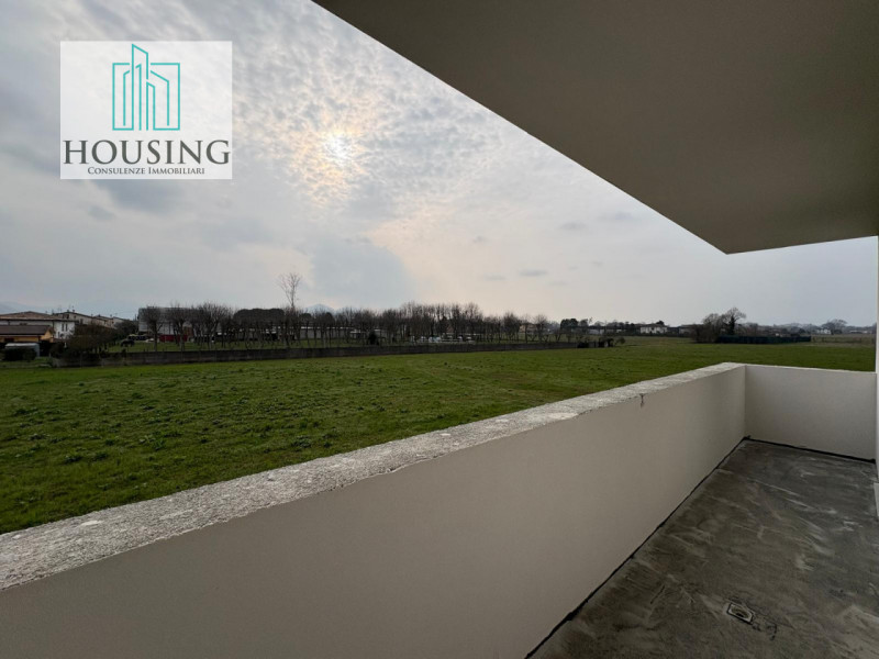 Nel Comune di Saccolongo, zona Creola, proponiamo una nuova casa singola che si estende su una su...