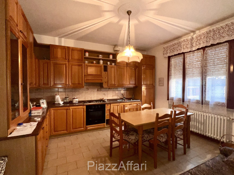 RIF. PDS452

Piove di Sacco: 
In posizione centralissima, a pochi passi da tutti i servizi , prop...