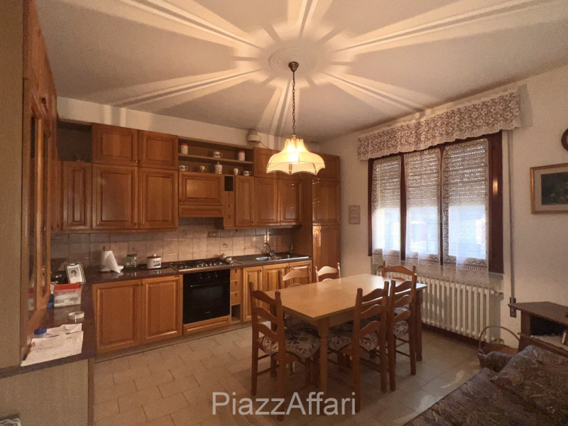 RIF. PDS452

Piove di Sacco: 
In posizione centralissima, a pochi passi da tutti i servizi , prop...