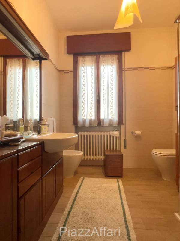 RIF. PDS452

Piove di Sacco: 
In posizione centralissima, a pochi passi da tutti i servizi , prop...