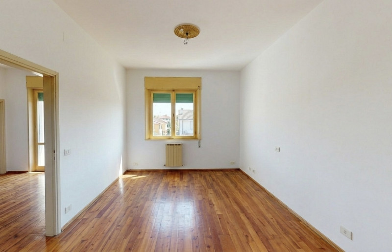 Scopri questo grande appartamento situato nel centro di Piazzola sul Brenta, un comune ricco di s...