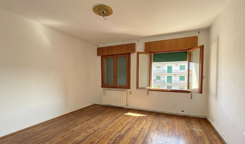 Scopri questo grande appartamento situato nel centro di Piazzola sul Brenta, un comune ricco di s...