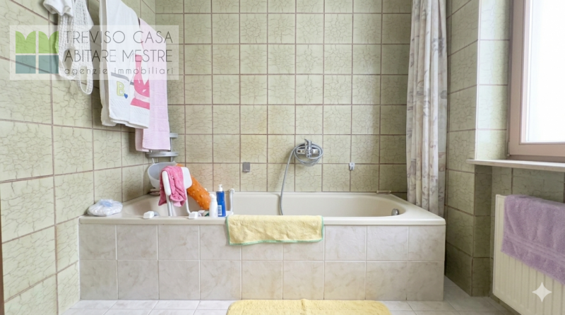 In contesto residenziale, centro città, al contempo molto tranquilla, ci pregiamo di proporre in ...