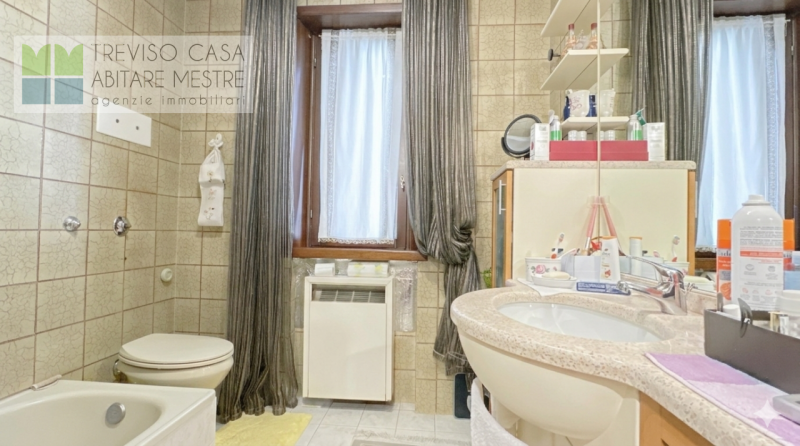 In contesto residenziale, centro città, al contempo molto tranquilla, ci pregiamo di proporre in ...