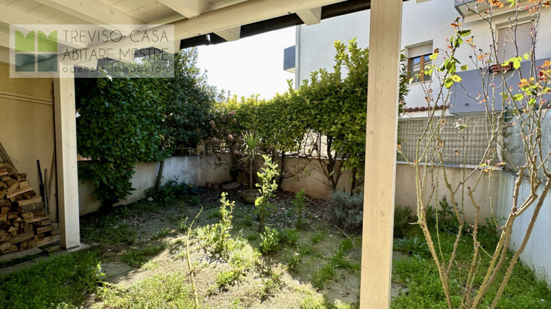 In contesto residenziale, centro città, al contempo molto tranquilla, ci pregiamo di proporre in ...