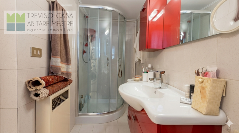 In contesto residenziale, centro città, al contempo molto tranquilla, ci pregiamo di proporre in ...