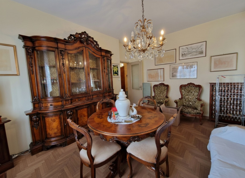 Quartiere San Carlo, una delle zone più servite di Padova. Appartamento trilocale di circa 82 mq....