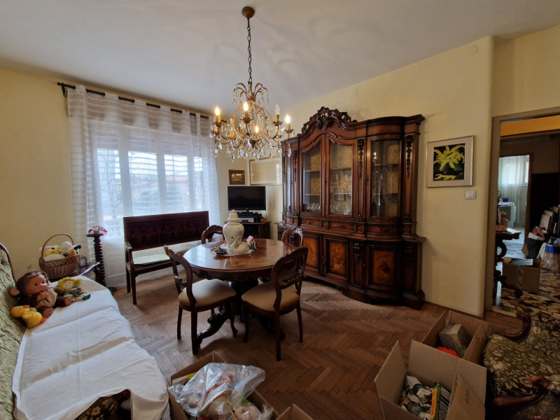 Quartiere San Carlo, una delle zone più servite di Padova. Appartamento trilocale di circa 82 mq....