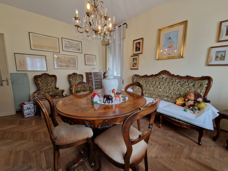 Quartiere San Carlo, una delle zone più servite di Padova. Appartamento trilocale di circa 82 mq....