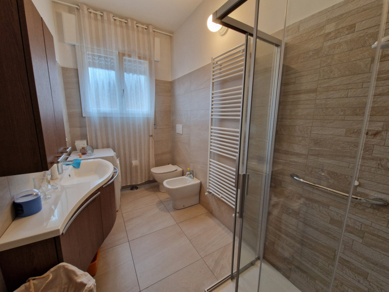 Quartiere San Carlo, una delle zone più servite di Padova. Appartamento trilocale di circa 82 mq....