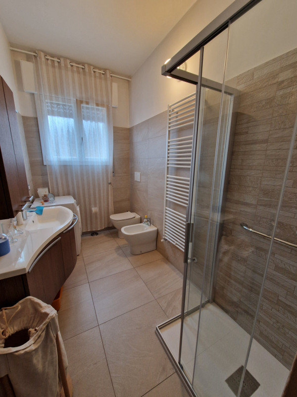 Quartiere San Carlo, una delle zone più servite di Padova. Appartamento trilocale di circa 82 mq....