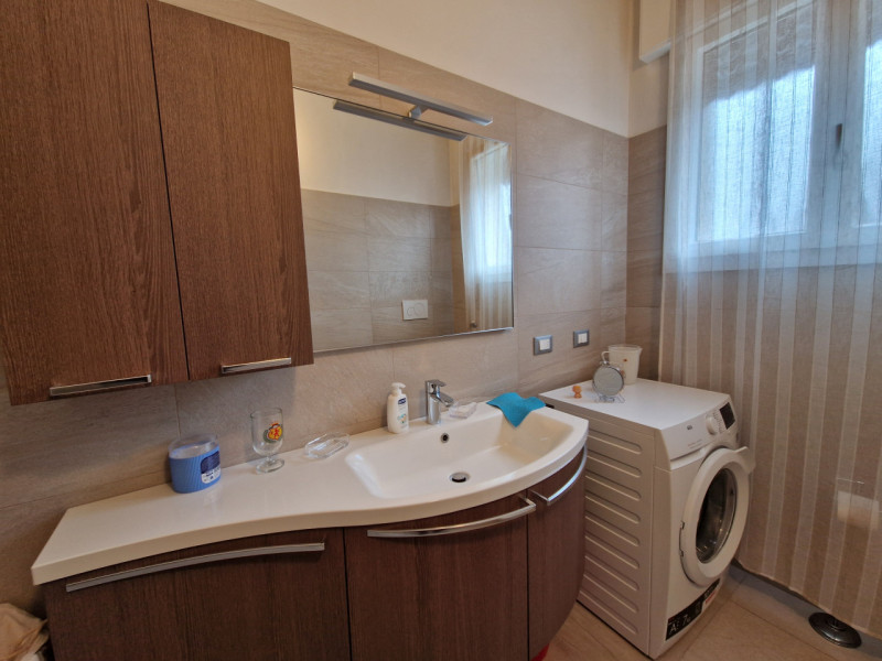 Quartiere San Carlo, una delle zone più servite di Padova. Appartamento trilocale di circa 82 mq....