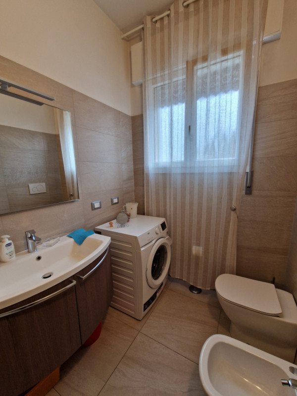 Quartiere San Carlo, una delle zone più servite di Padova. Appartamento trilocale di circa 82 mq....