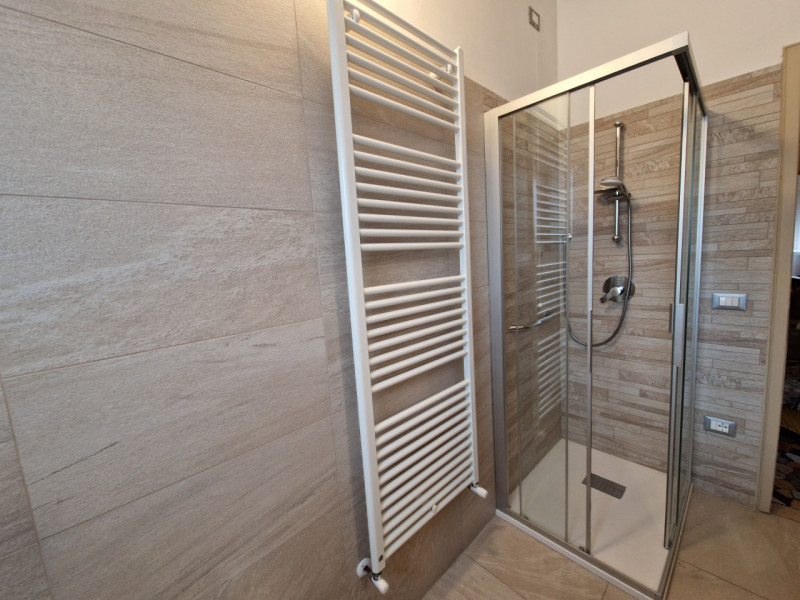 Quartiere San Carlo, una delle zone più servite di Padova. Appartamento trilocale di circa 82 mq....