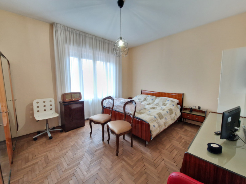 Quartiere San Carlo, una delle zone più servite di Padova. Appartamento trilocale di circa 82 mq....