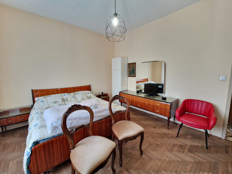 Quartiere San Carlo, una delle zone più servite di Padova. Appartamento trilocale di circa 82 mq....