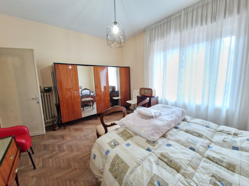 Quartiere San Carlo, una delle zone più servite di Padova. Appartamento trilocale di circa 82 mq....