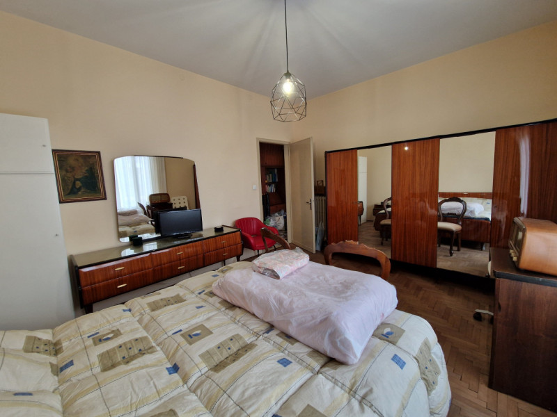 Quartiere San Carlo, una delle zone più servite di Padova. Appartamento trilocale di circa 82 mq....