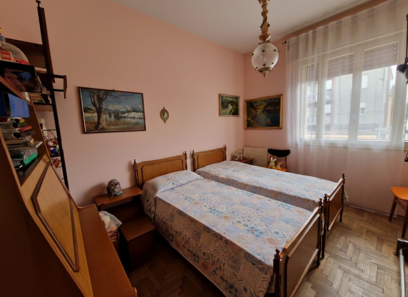 Quartiere San Carlo, una delle zone più servite di Padova. Appartamento trilocale di circa 82 mq....