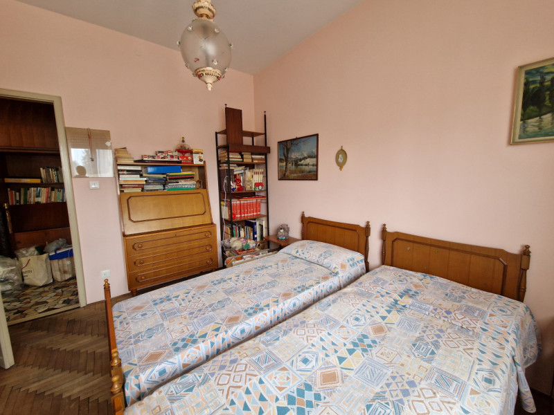 Quartiere San Carlo, una delle zone più servite di Padova. Appartamento trilocale di circa 82 mq....