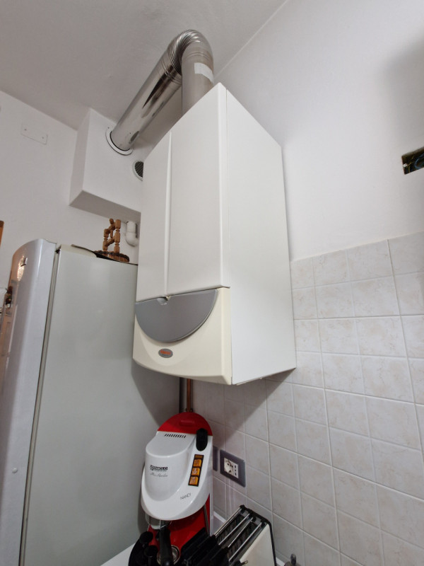 Quartiere San Carlo, una delle zone più servite di Padova. Appartamento trilocale di circa 82 mq....