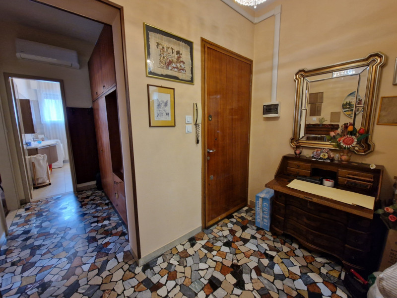 Quartiere San Carlo, una delle zone più servite di Padova. Appartamento trilocale di circa 82 mq....